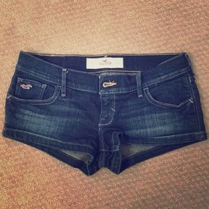 Hollister Low-Rise Dark Denim Shorts — W 26 (EUC)